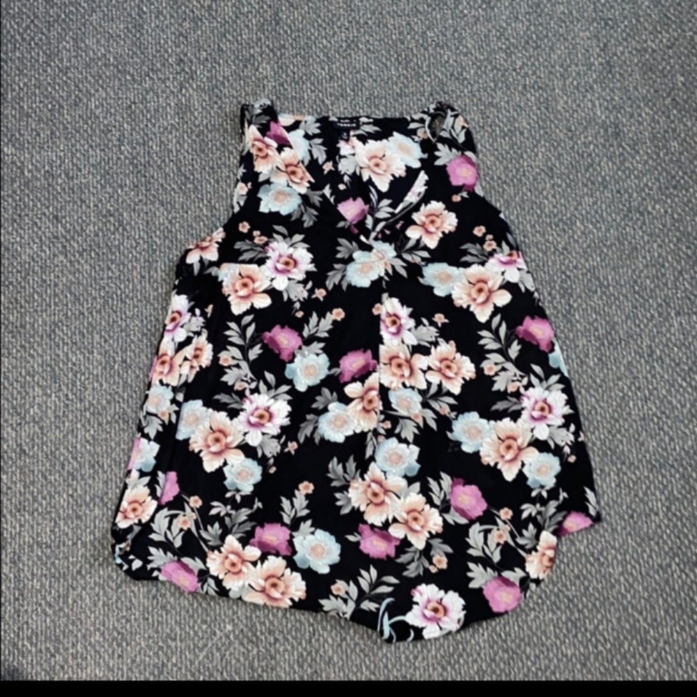 Torrid Black and floral light weight tank Size 0